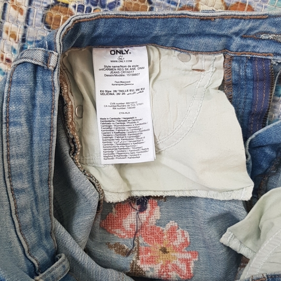 Embroidered Flower Jeans - Picture 5 of 8